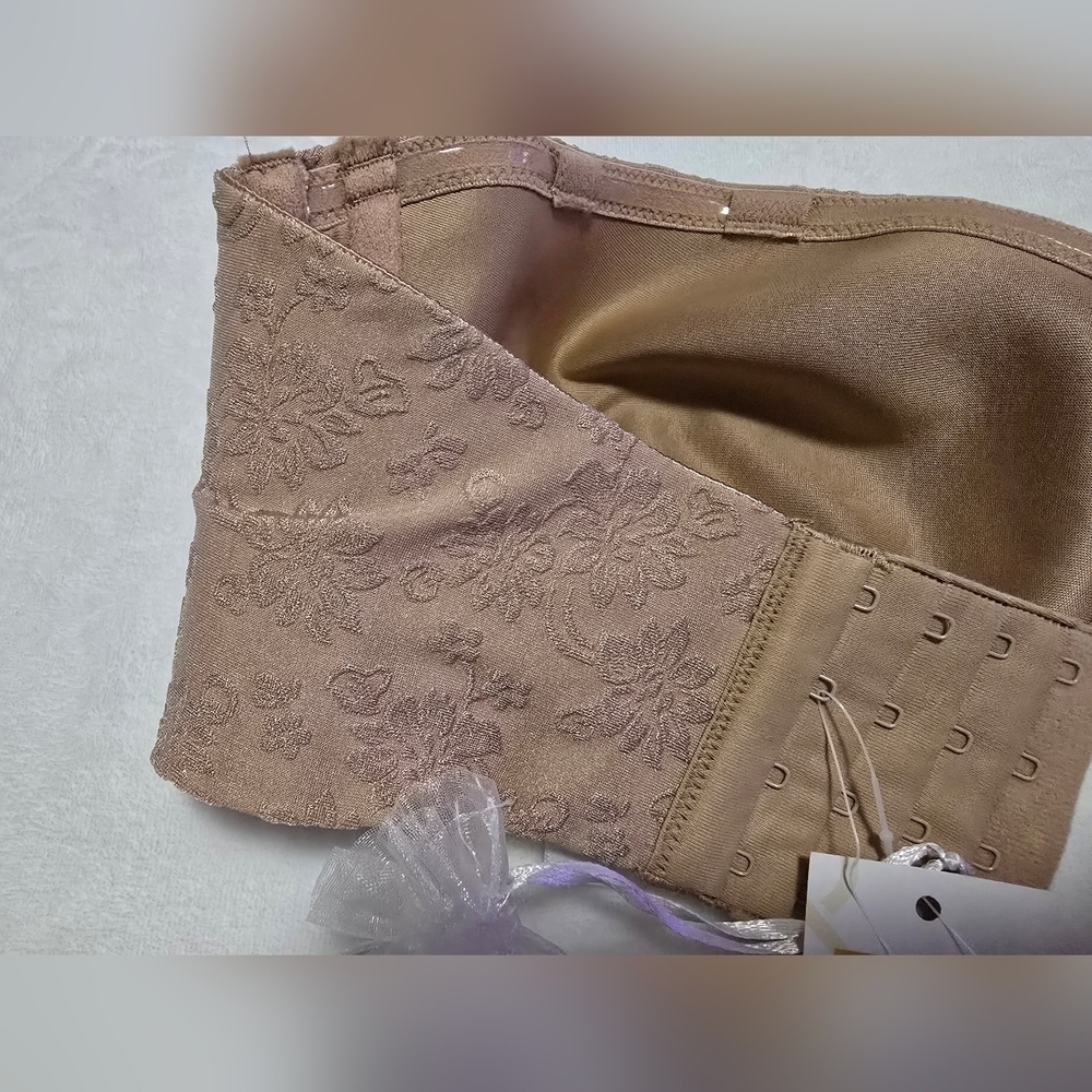 Elegant Lace Strapless Bra in Tan - Picture 3 of 9